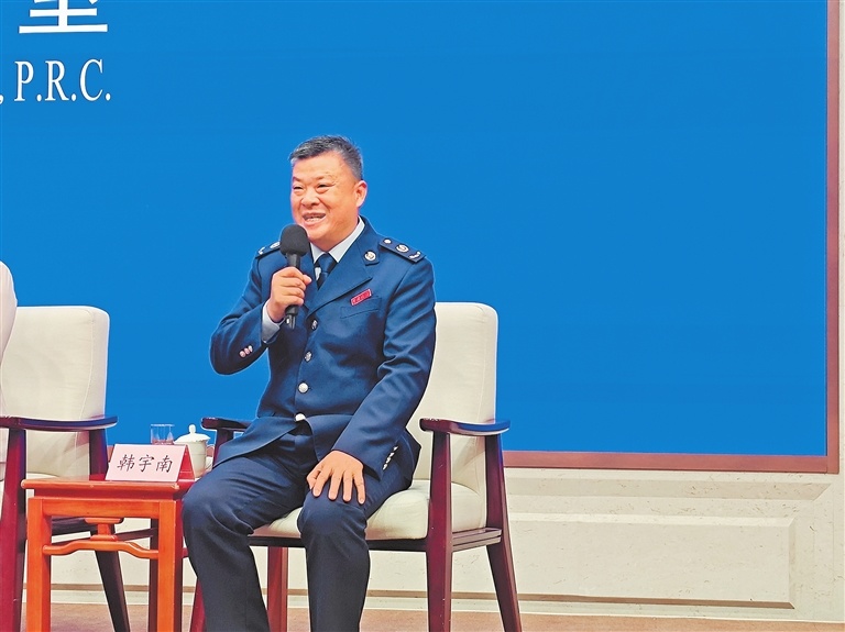 韩宇南走进国新办新闻发布厅,参加“新征程上的奋斗者”中外记者见面会。记者 王宁宁 摄