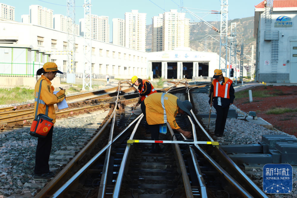 9月16日，铁路职工对兰州车辆段客车整备所内的道岔设备进行检查。新华社发（王光辉　摄）