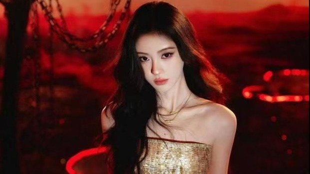 鞠婧祎穿亮片刺绣裙眼神魅惑