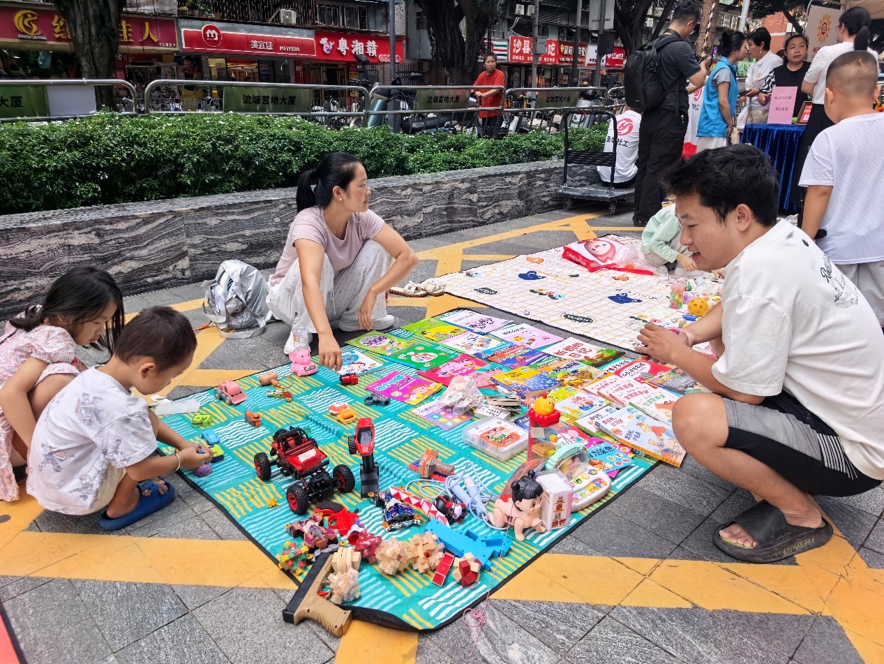 流塘社区“邻聚里”党建集市暖心开市——服务送到家门口