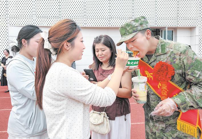 家人给新兵喂饺子