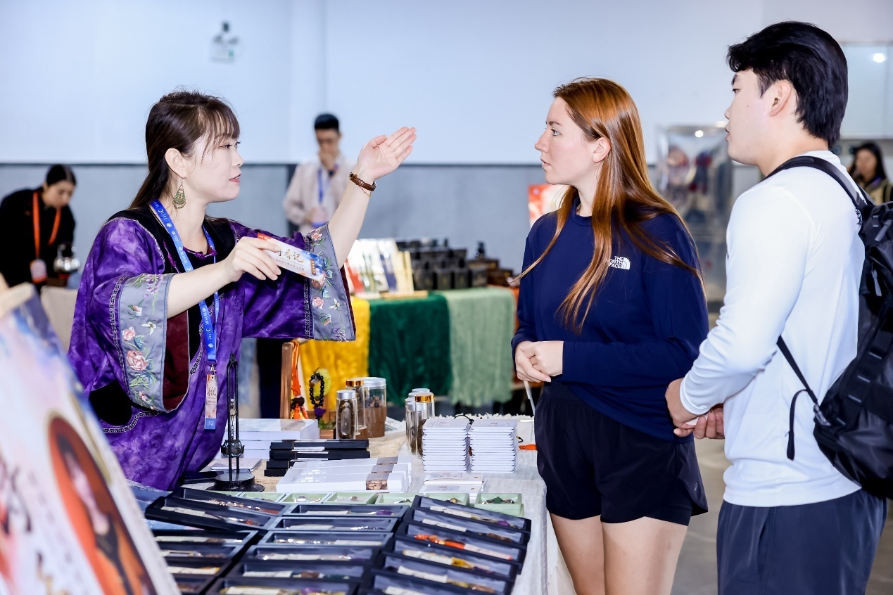 图集丨中国香创产品琳琅满目，中外游客争相体验