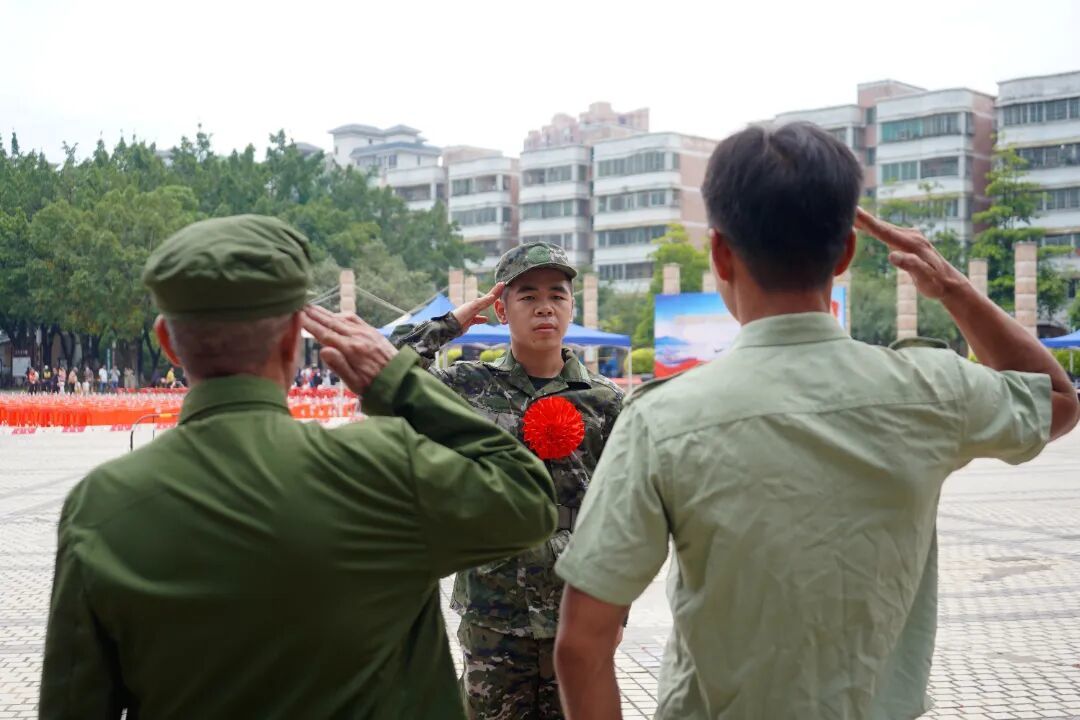 图:欢送仪式现场