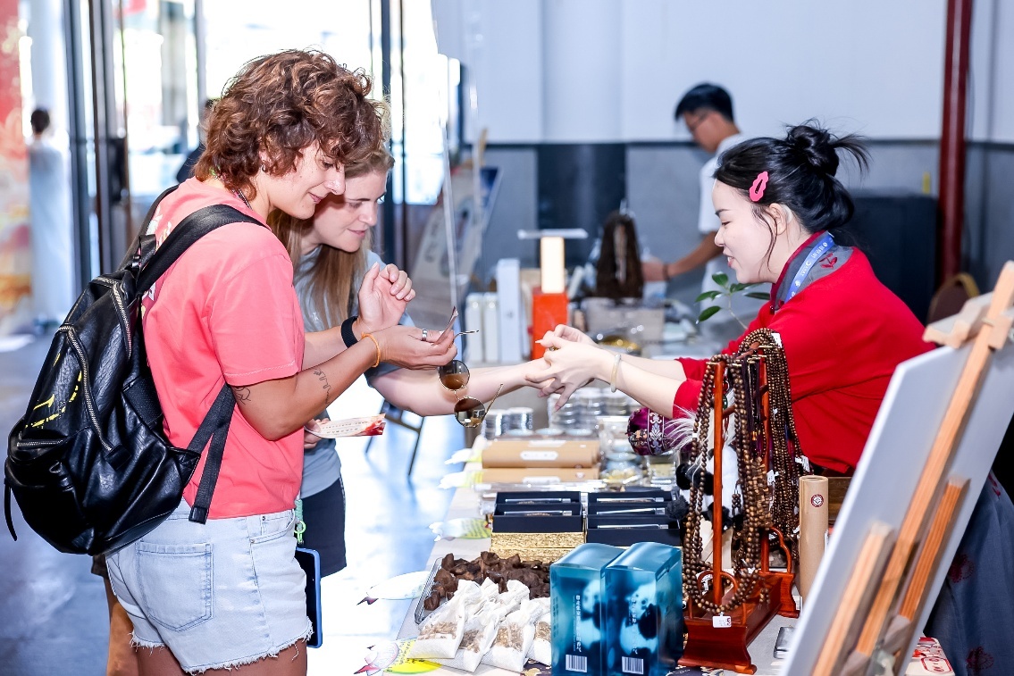 张家界大峡谷香文化周的市集现场。