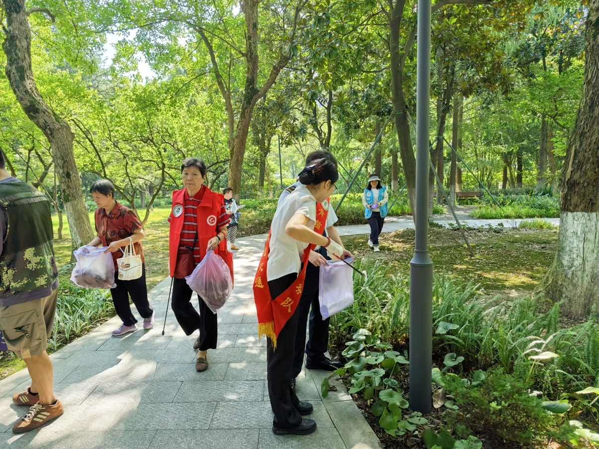 绿色出行“益”起来 垃圾分类“戎”同行