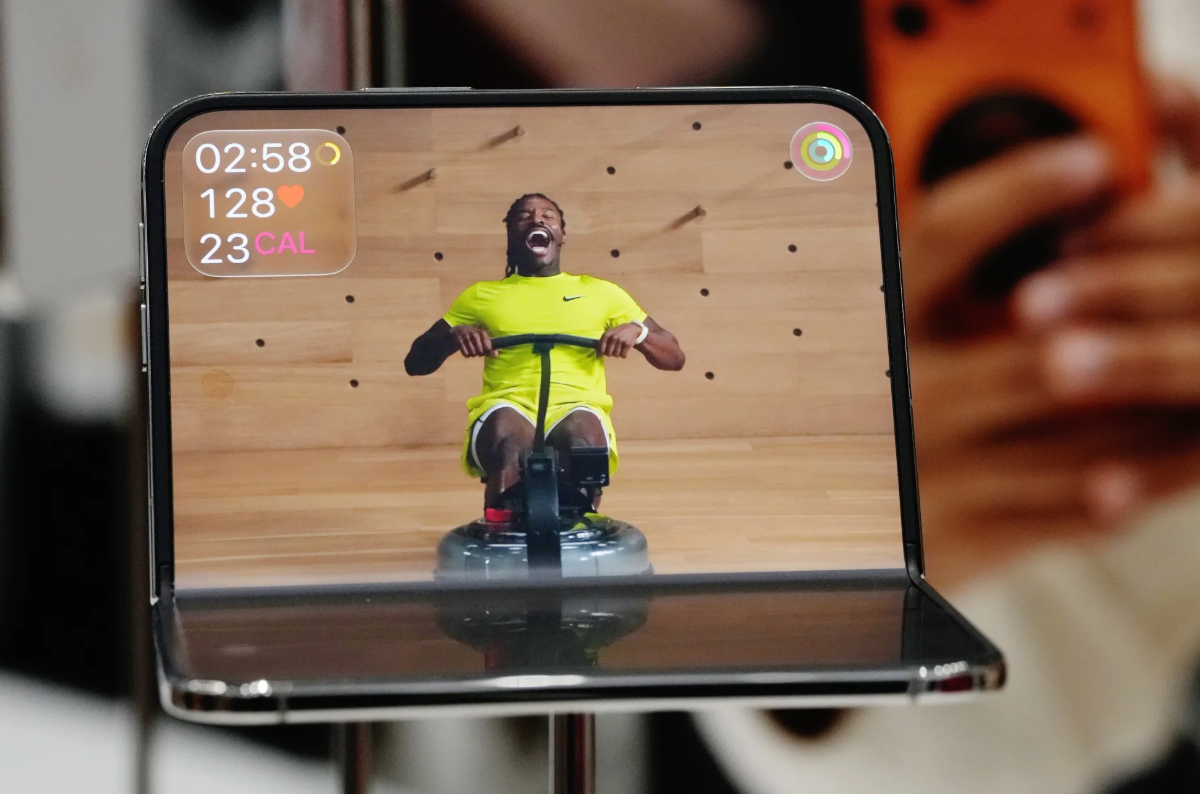 iPhone Duo适合看视频、打游戏