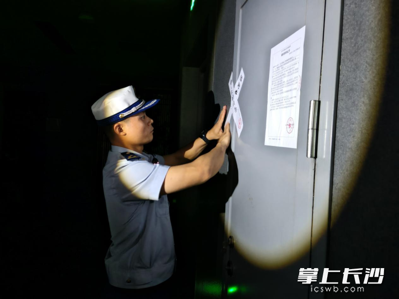 图为查封现场。 长沙晚报通讯员 汤淑 摄