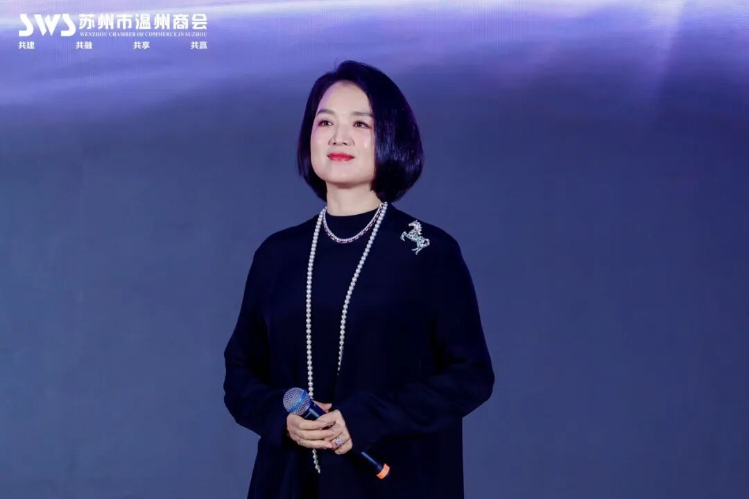 温州籍著名歌唱家、中央军委政治工作部歌舞团独唱演员、国家一级演员白雪倾情献唱。作为从乐清走出去的艺术家,她用饱含深情的歌声回馈家乡、祝福商会,为二十周年庆典增添了动人的光彩。
