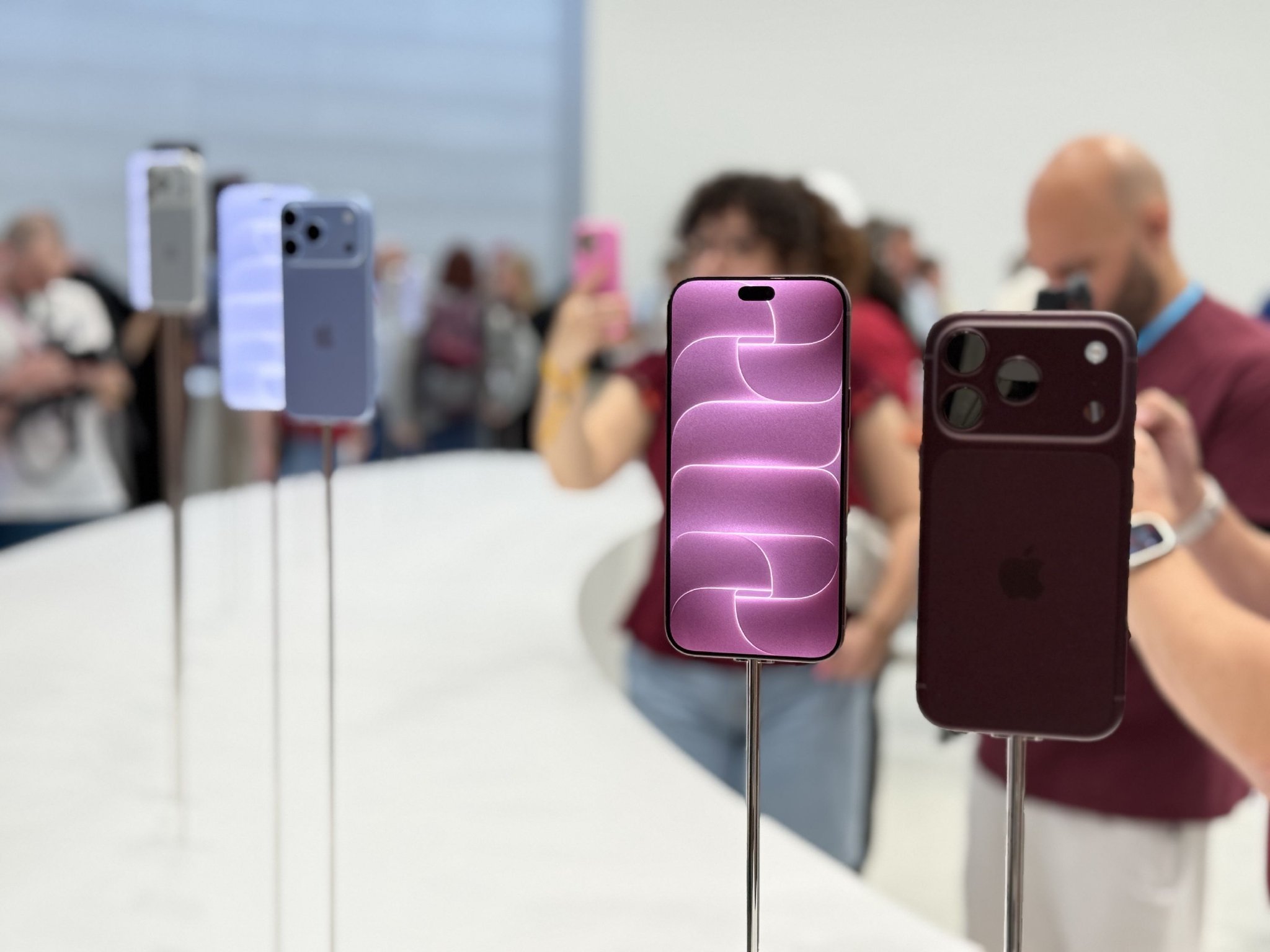 iPhone 18 Pro系列首小时销售额翻倍,酒红色最受欢迎