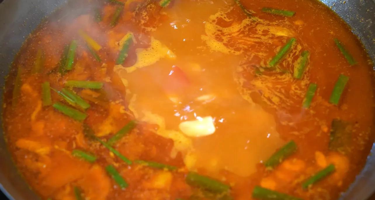 锅烹黔岭韵,食聚市井欢——广东《今日岭南》走进深圳黔怼怼贵州地摊火锅