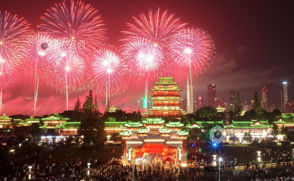 2025南昌国庆烟花点亮夜空（资料图 全媒体记者徐国亮 摄）