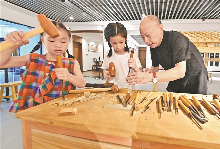 俞友鸿带领孩子们体验徽州三雕(婺源三雕)制作技艺。