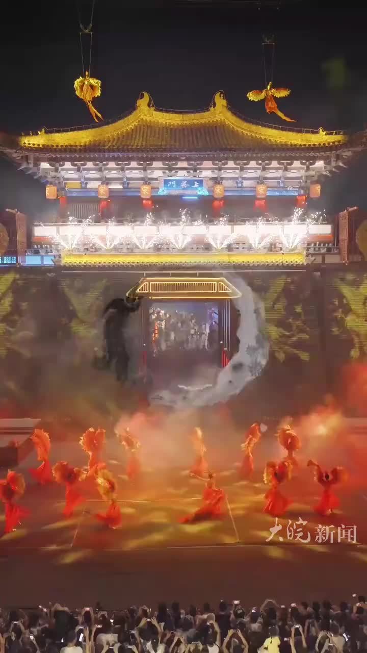 又被#清明上河园 的审美狠狠拿捏了！夜色为幕，凤舞九天，这是独属于中国人的浪漫！#凤舞九天实景威压 #景区 #表演 #舞蹈