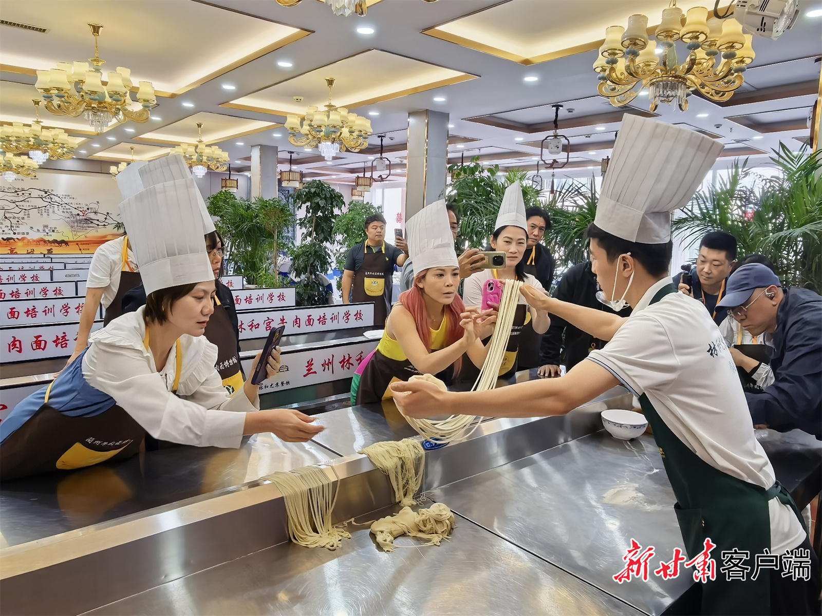 拉面师傅展示面条