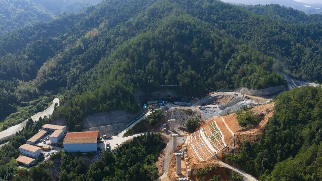 ▲瑞梅铁路牛坪隧道顺利贯通