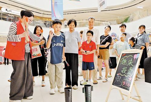 在雄安，“15分钟生活圈”正连点成线、织线成面，把便利与温暖送到更多居民家门口。图为近日易安社区居民在邻里中心参与社区邻里节。本报记者 刘光昱摄