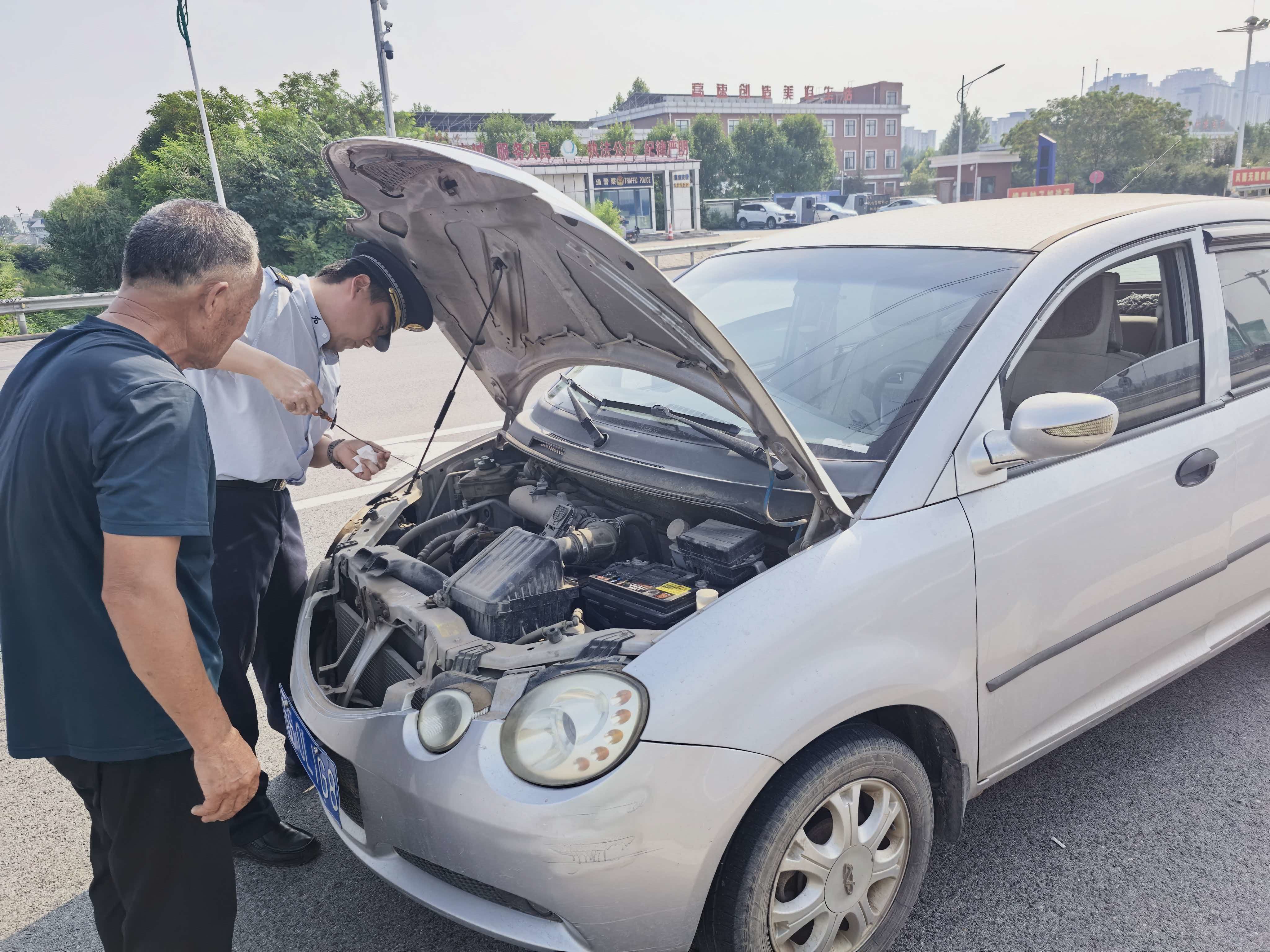 河北高速集团青银分公司铜冶收费站:快速处置故障车 细微服务暖司乘