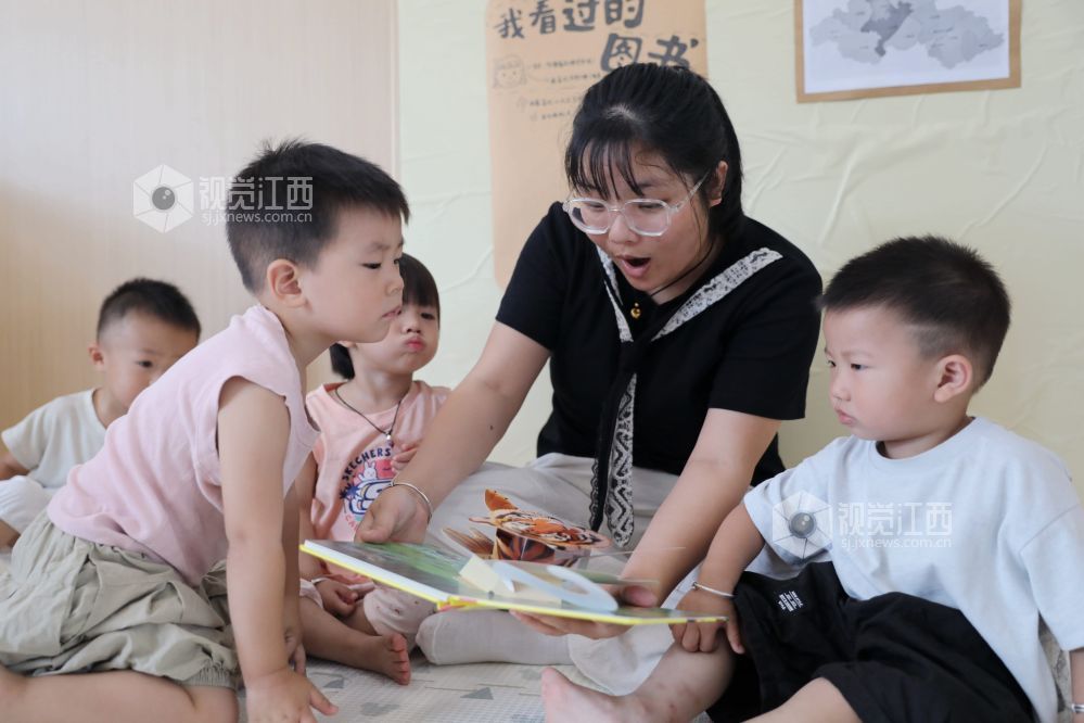 2026年9月16日，江西省吉安市峡江县城西幼儿园托育班的小朋友和老师一起搭积木。