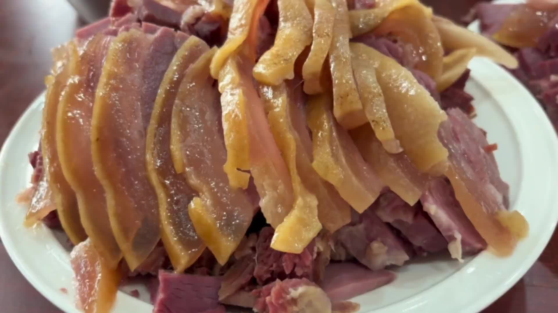 一条火腿就切了那么俩盘，三十个人吃的“舔嘴抹舌”