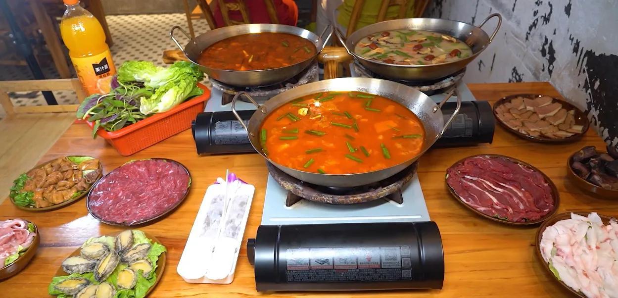 锅烹黔岭韵,食聚市井欢——广东《今日岭南》走进深圳黔怼怼贵州地摊火锅