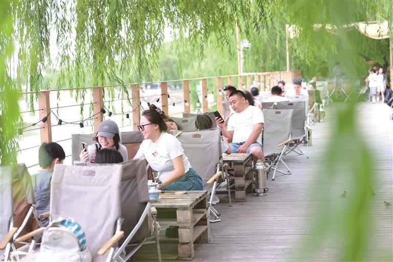 市民游客在黄河边茶摊休闲