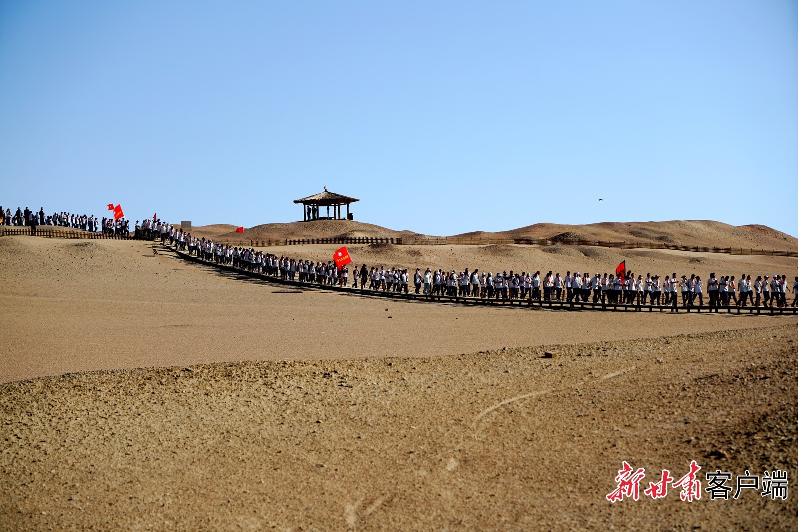研学团走进阳关遗址，体验“同走阳关道&middot;呼吸汉唐风”。