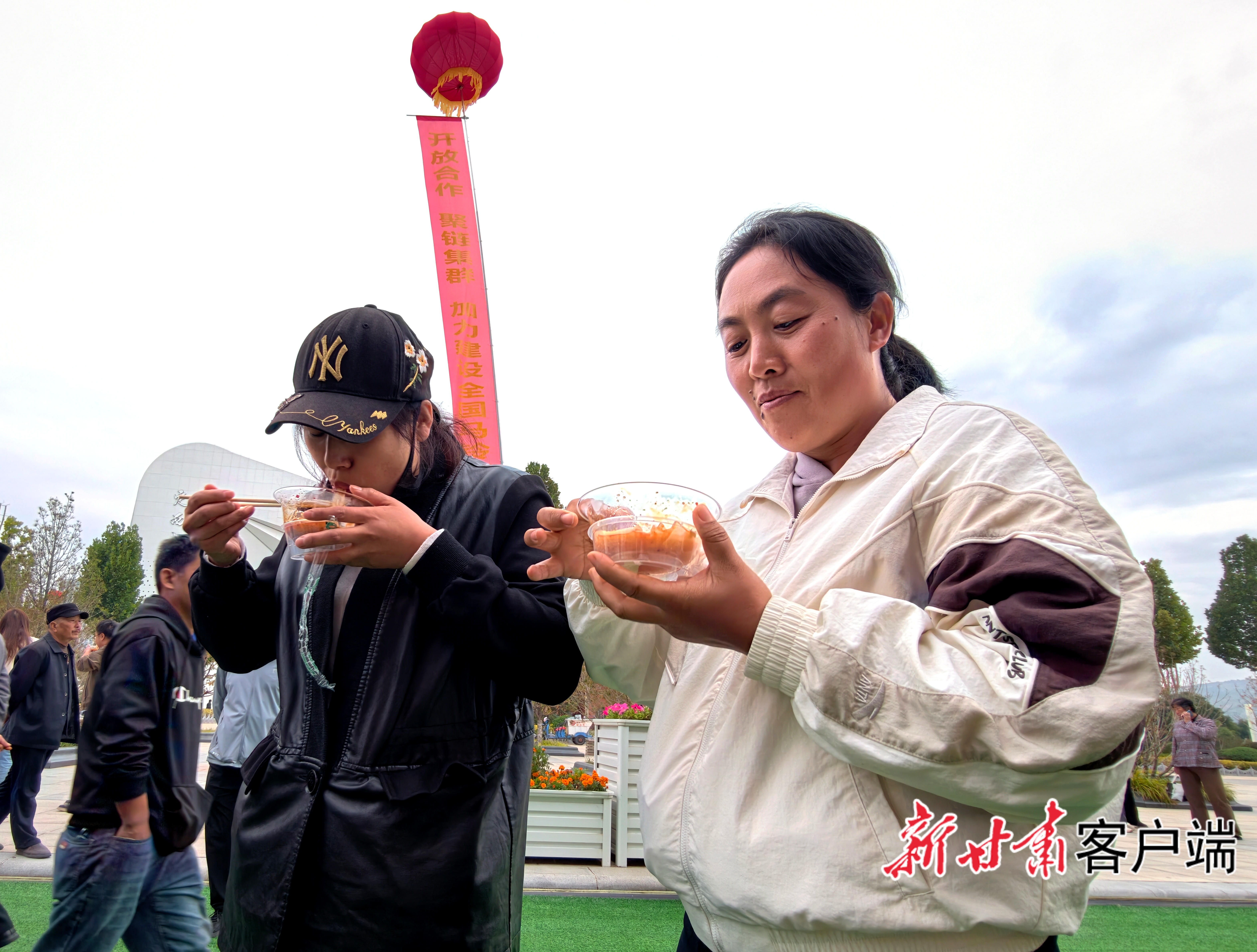 嘉宾品尝定西宽粉