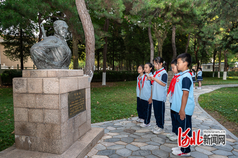 9月17日,唐山市路南区实验小学的学生向节振国塑像诉说心里话告慰先烈。河北日报记者郭宝强摄