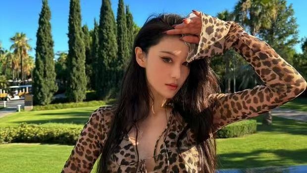张馨予穿豹纹露腰套装又美又飒
