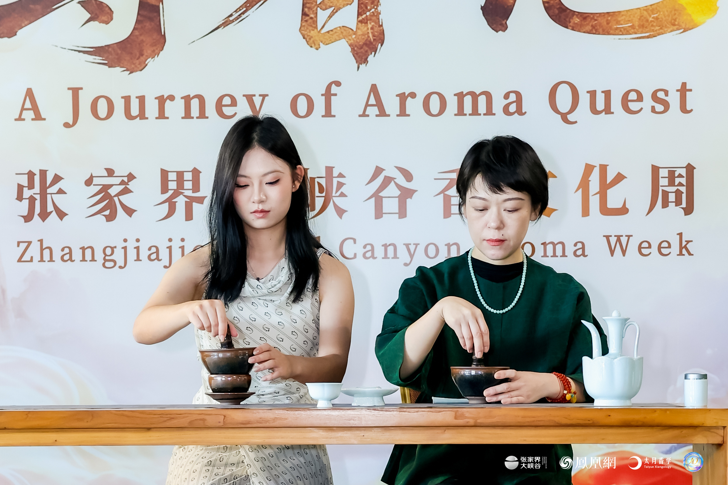 图集丨中国香创产品琳琅满目，中外游客争相体验