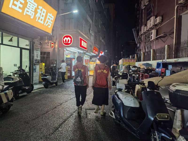 夜守烟火 薪火护航|盐田社区薪火小站常态化夜间志愿驻岗,护航夜市平安