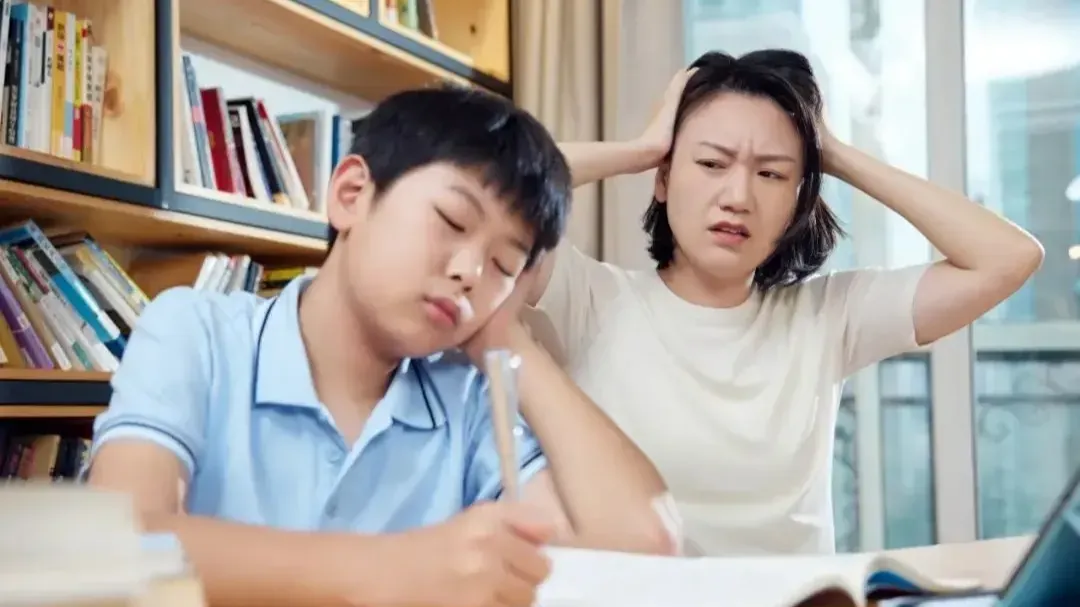 辅导孩子作业让千万家长“抓狂”，脑科学如何回答当代育儿焦虑？