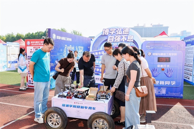 中原工学院迎新现场。 本版图片均为受访者供图
