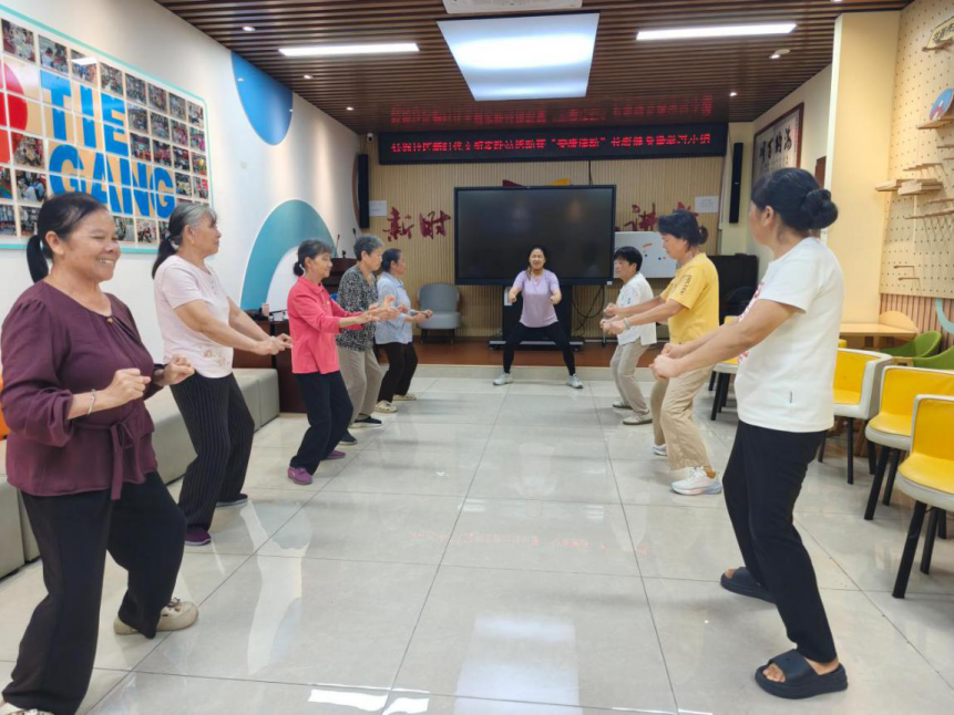 安康律动,活力相伴——西乡街道铁岗社区开展长者健身操学习小组活动
