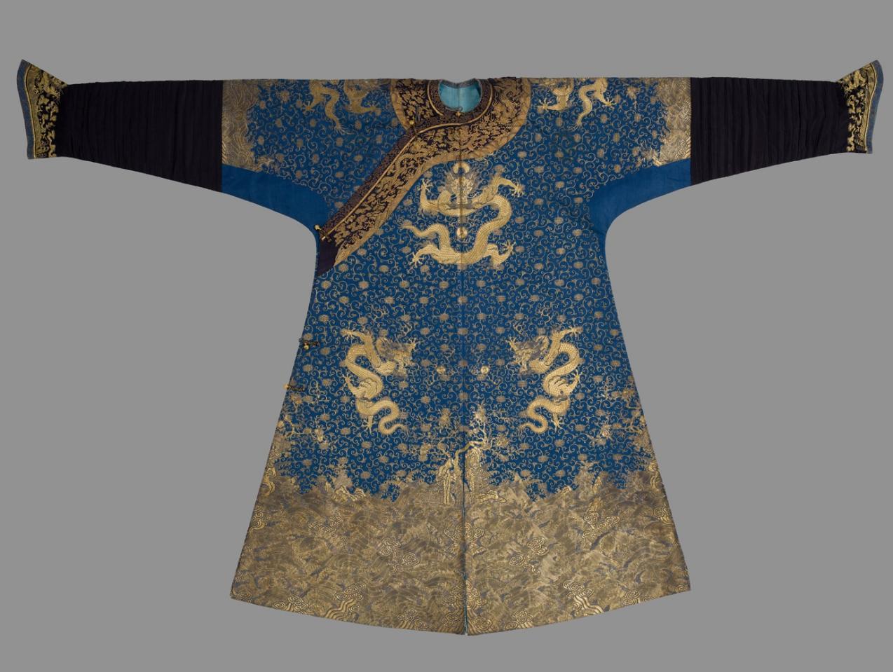 图片说明：蓝色绸绣金龙纹吉服袍，清乾隆 (1736–1795年)  ，香港故宫文化博物馆贺祈思收藏 2025.CH-HKPM.523 &copy; 香港故宫文化博物馆