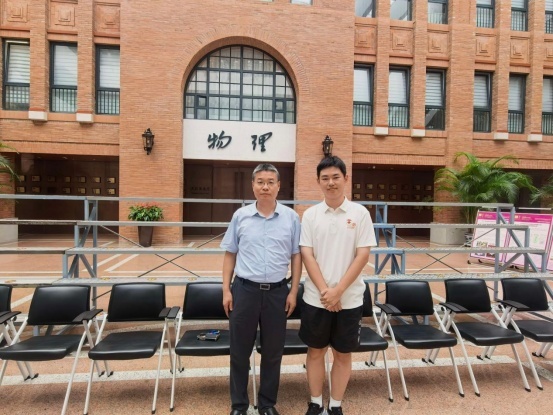 合肥一中2026届优秀校友周于墨与封安保书记合影