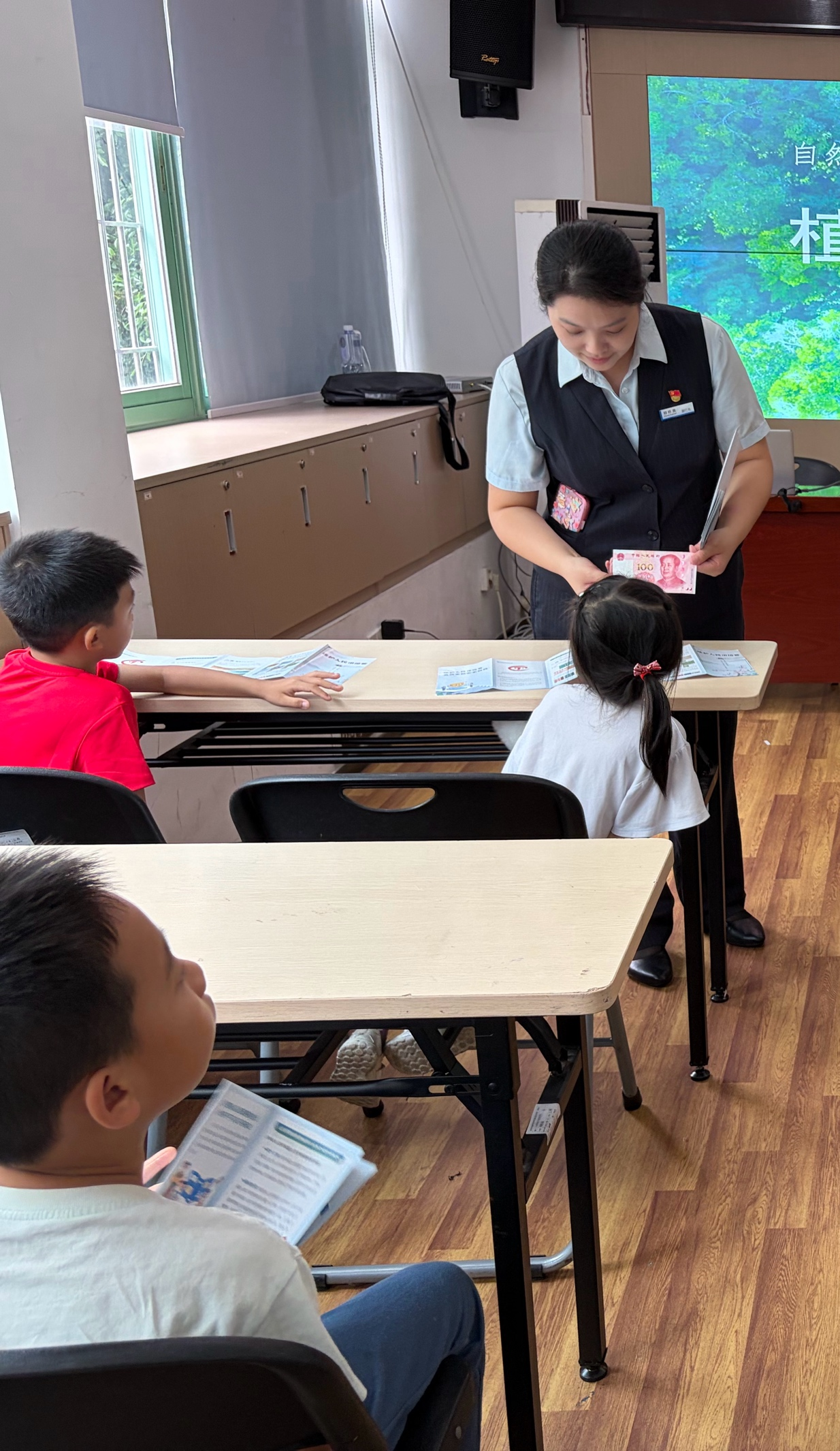 深圳建行举办竹林社区自然教育课程之“小小银行家”货币知识小课堂