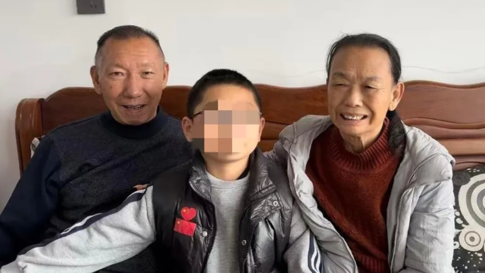 老人丧子后发现孙子非亲生，起诉要求儿媳赔偿并道歉，两度败诉又提再审