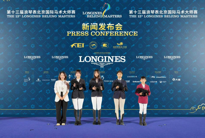 图8:骑手代表现场互动(CAVALLERIA TOSCANA品牌总监聂晓凤女士为骑手送上礼物)
