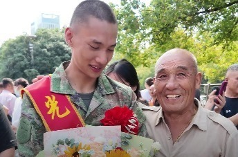 阜阳七旬老人圆梦！孙子参军入伍，替自己完成当兵心愿