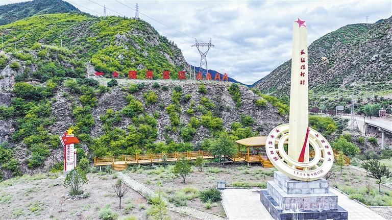 在国道345线前往俄界村的岔路口,一座“长征指北针”雕塑格外引人注目。
