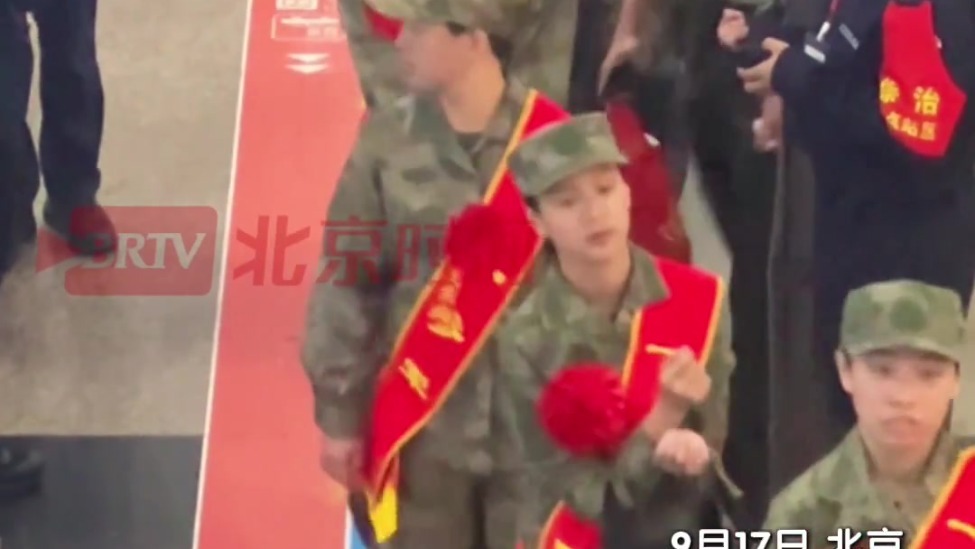 又是一年入伍季，北京西站转运新兵入伍，现场的女兵队伍格外亮眼