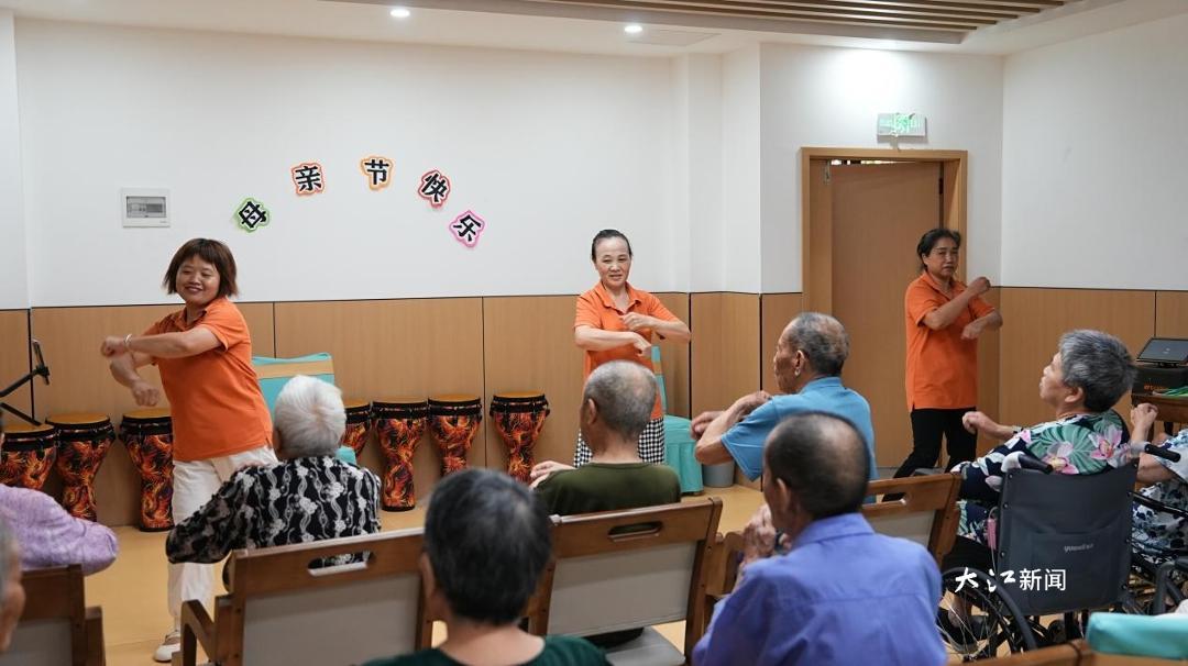 图说：永丰县幸福亿家乐养中心内，护理人员带领老人开展康复活动