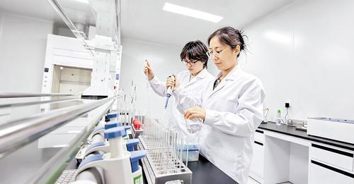 近日,雄安新区科创中心中试基地,北京瑞方清心医疗科技有限公司流体实验室内,工作人员正在对人工心脏瓣膜进行相关检测。本报记者 曹铮摄