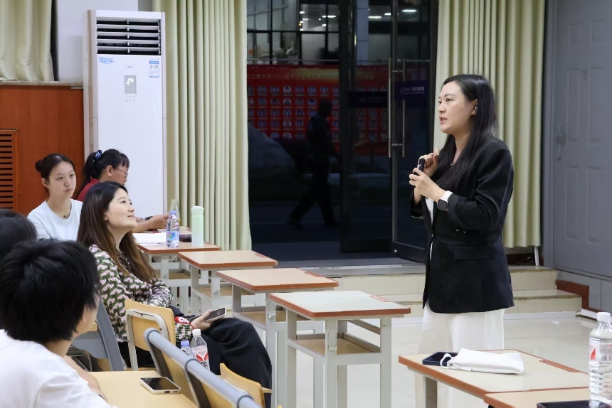 图：孙雪梅在演讲中
