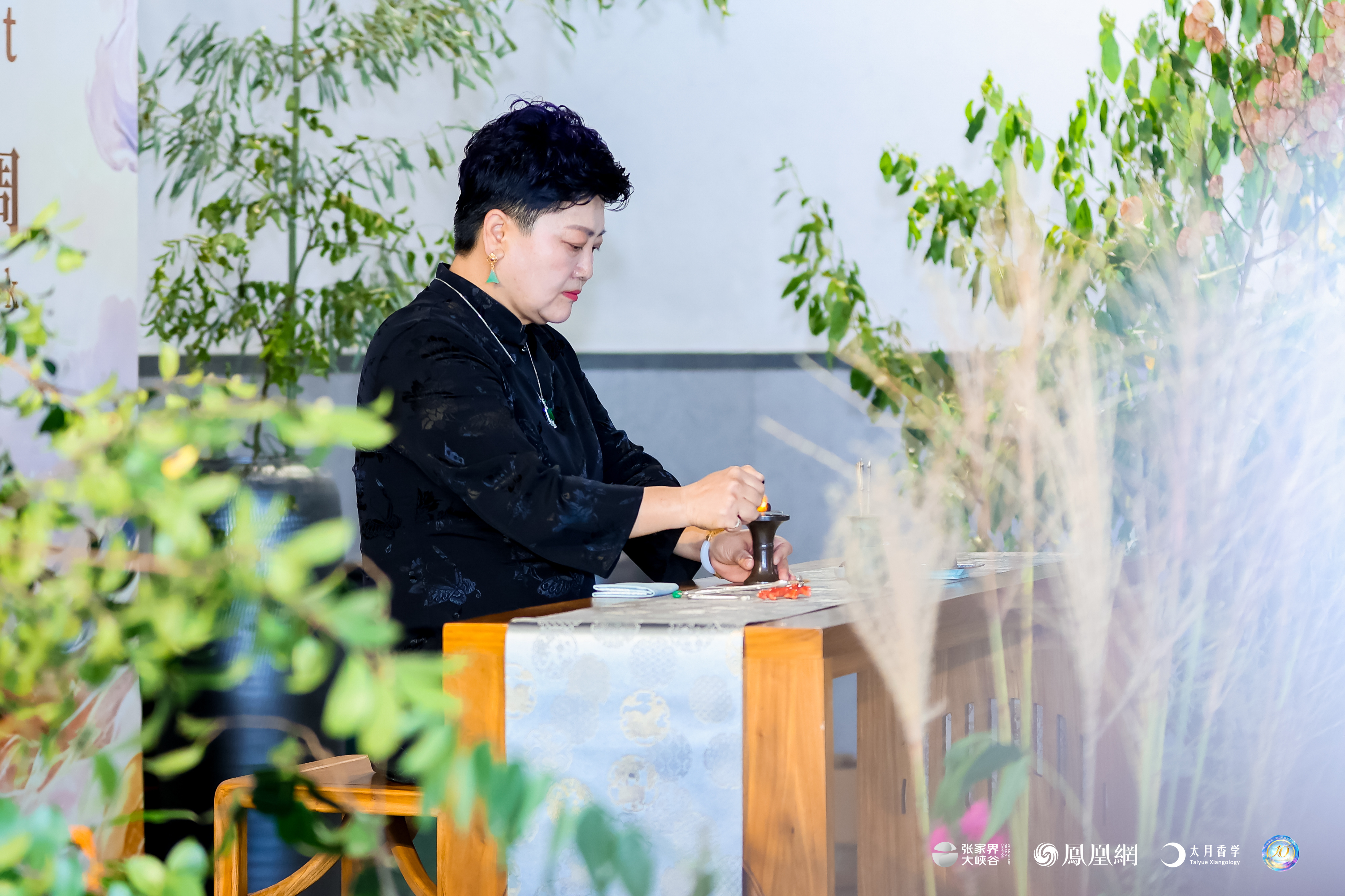 图集丨中国香创产品琳琅满目，中外游客争相体验
