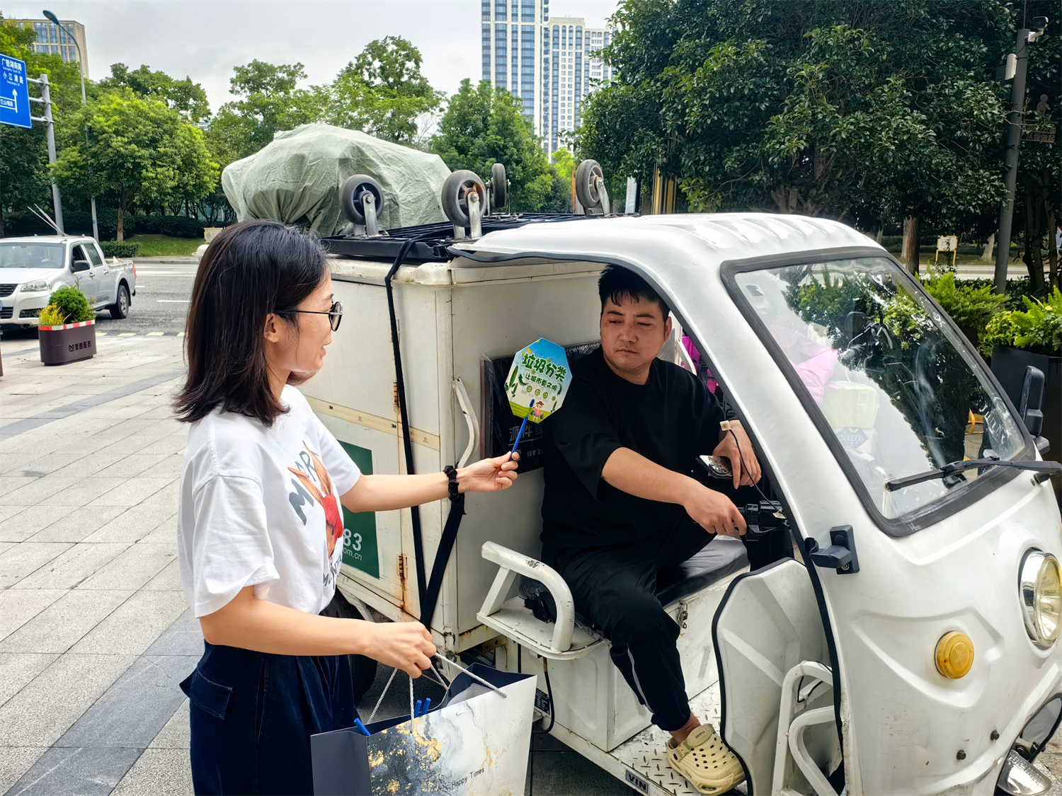 网格牵起“新骑手” ,让垃圾分类随快递跑进千家万户