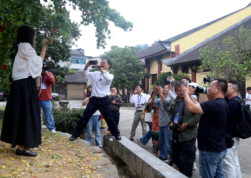 采风湖南临湘十三村,80 余位媒体人愣了一下:这到底是工厂,还是景区?