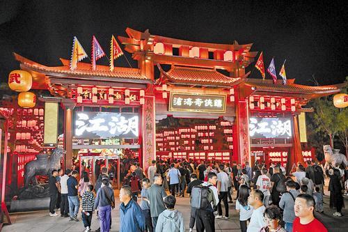 9月13日，沧州沧海奇侠镇游人如织。本报记者 张昊摄