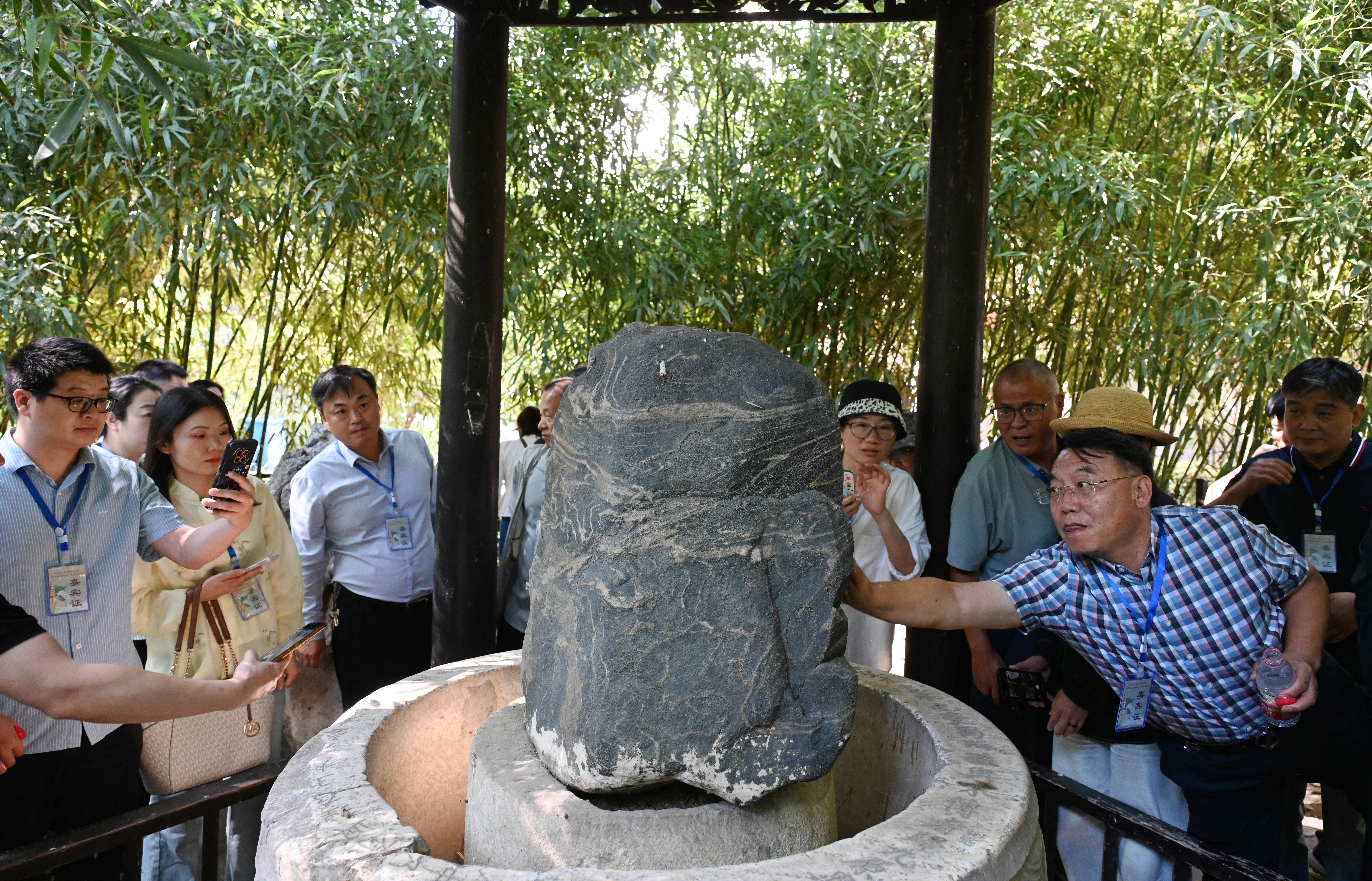 与会代表参观雪浪石 摄影:曹立峰